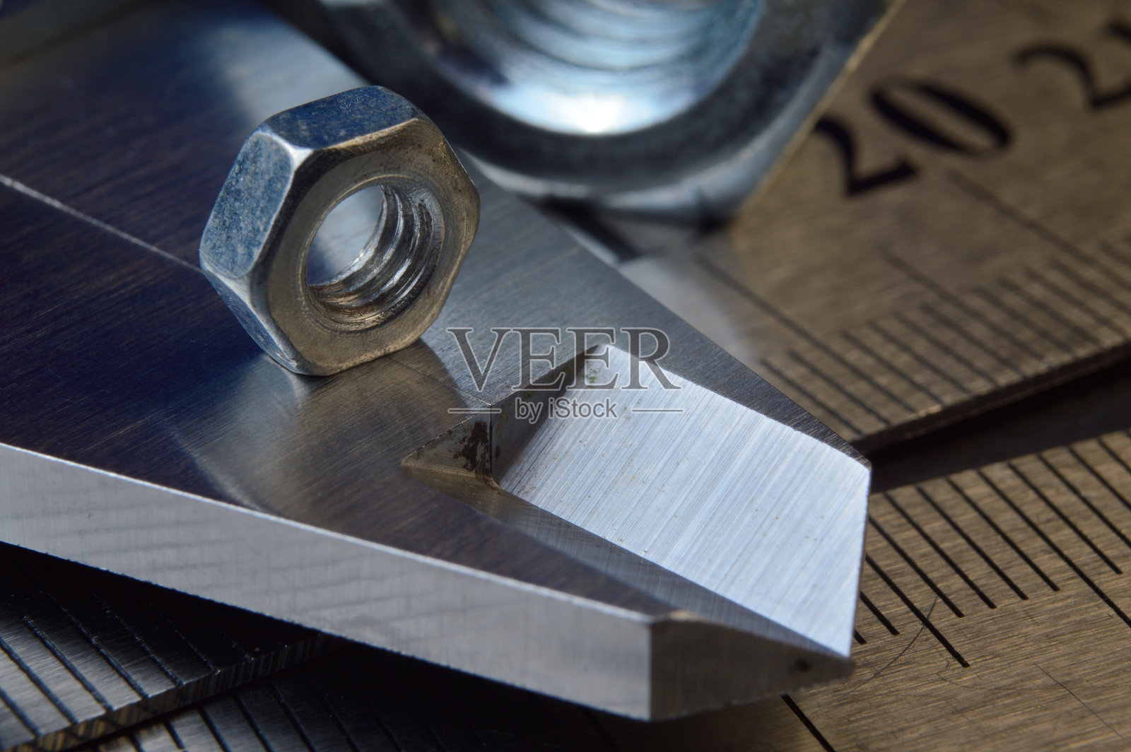 精准测量工具：卡尺和金属尺与螺母照片摄影图片