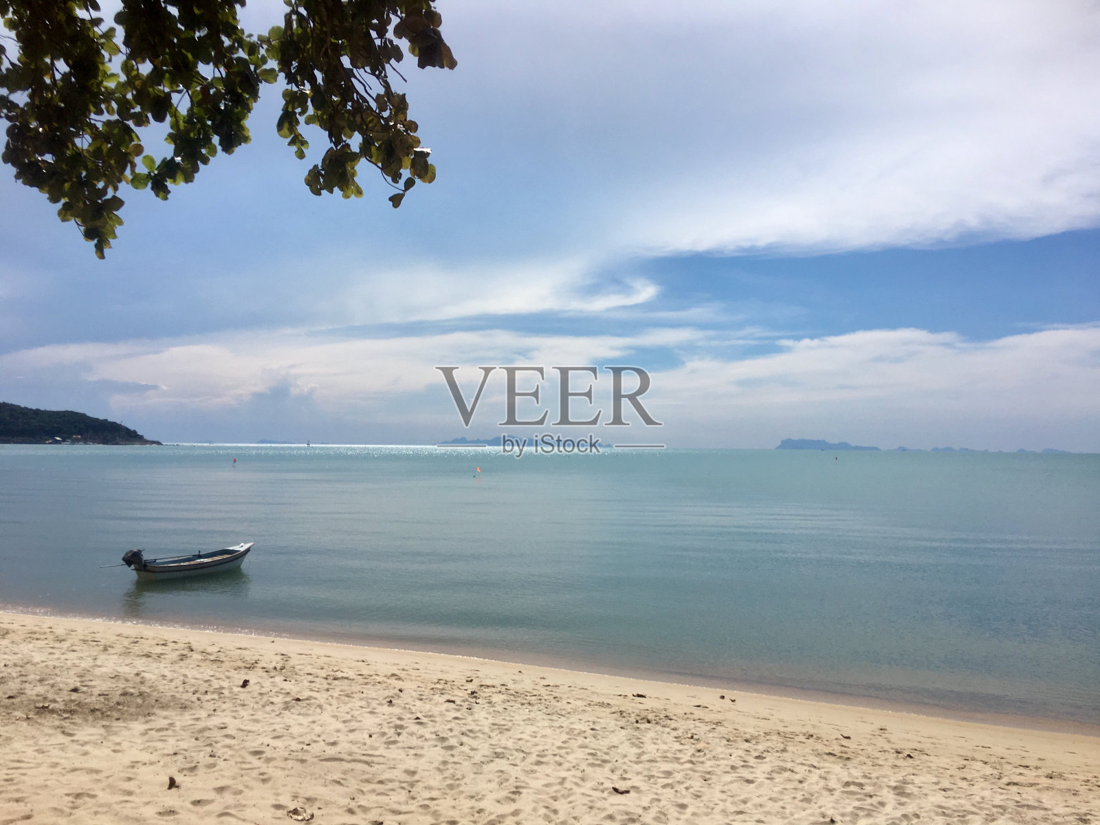 停在沙滩上的船照片摄影图片