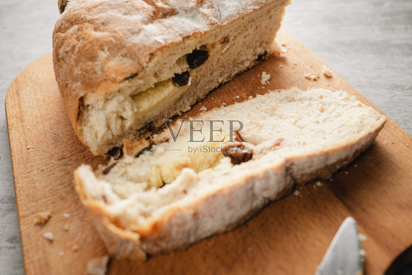 面包放在黑板上照片摄影图片