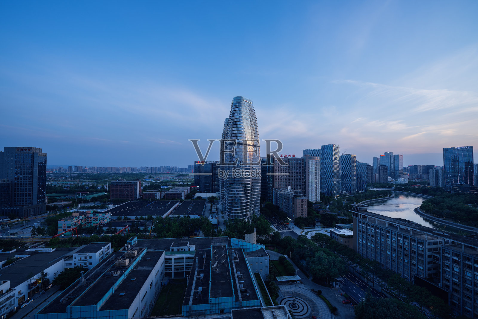 夕阳下的现代住宅照片摄影图片