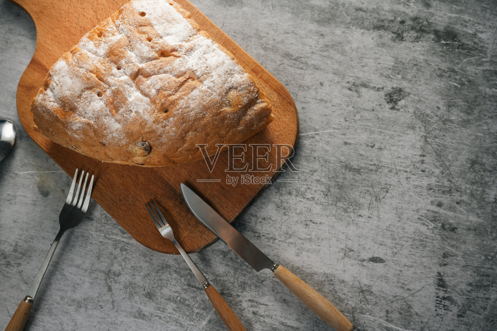 面包放在黑板上照片摄影图片