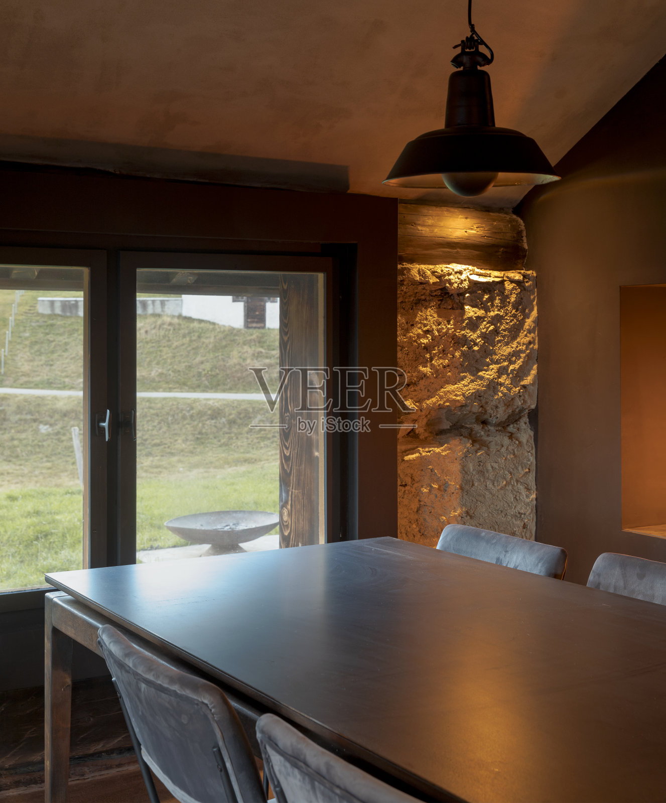 山间小屋客厅，有最小的桌子和麂皮椅子照片摄影图片