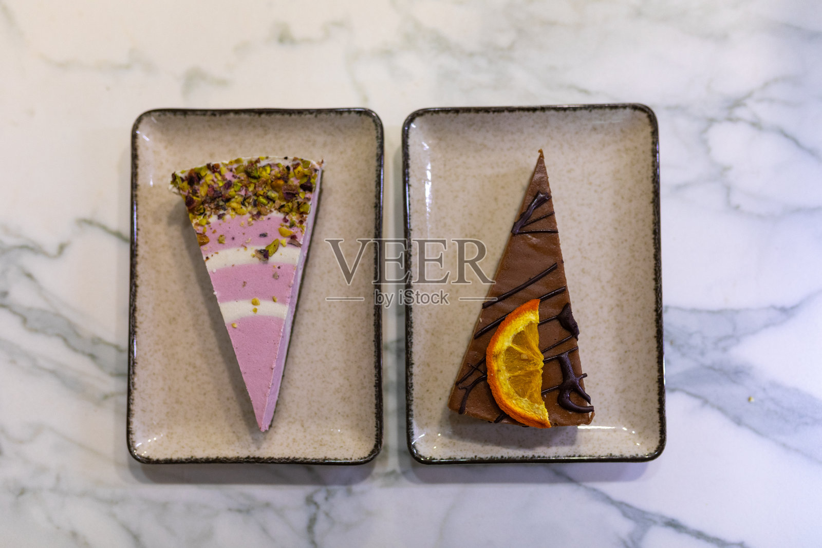 盘子里装饰着健康的蛋糕照片摄影图片