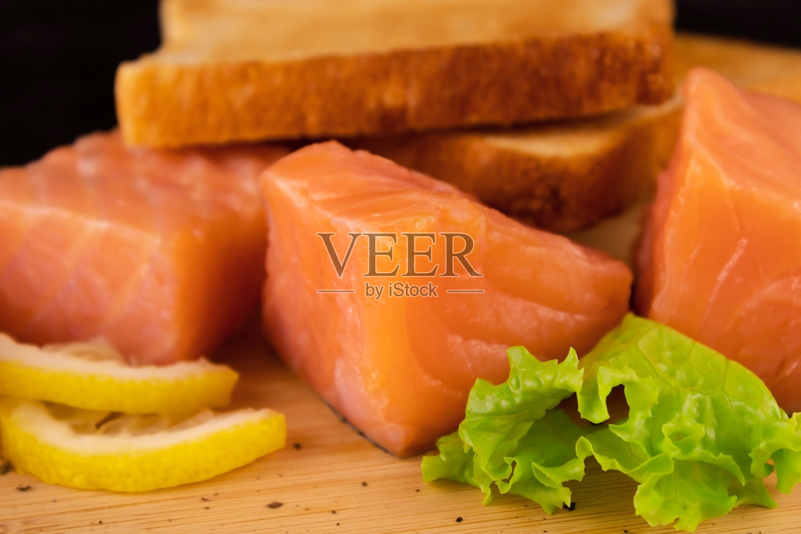 三文鱼片配白面包照片摄影图片