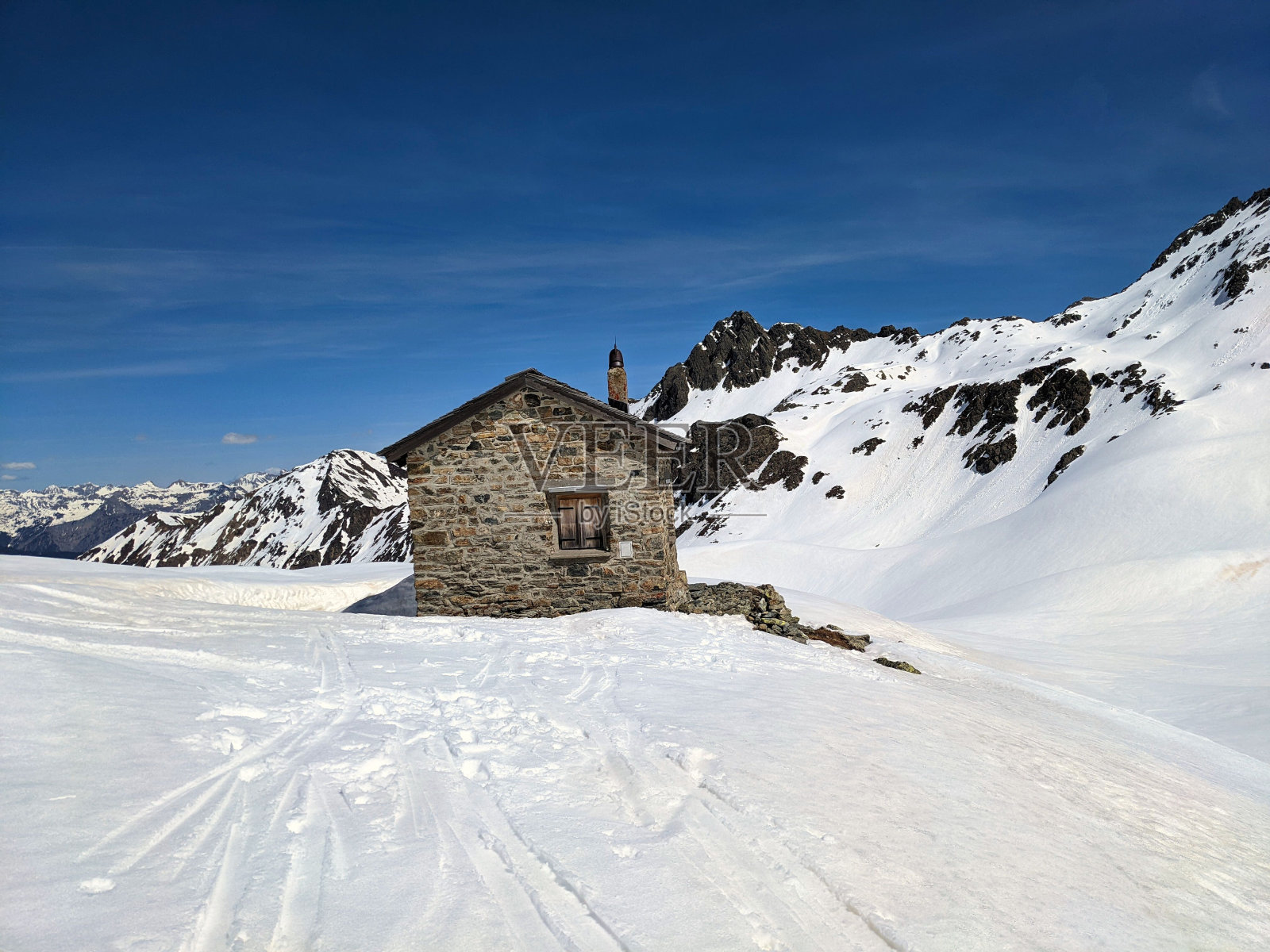 在瑞士格劳宾登圣安东尼山上的维斯普拉特山滑雪之旅。冬天滑雪登山。照片摄影图片
