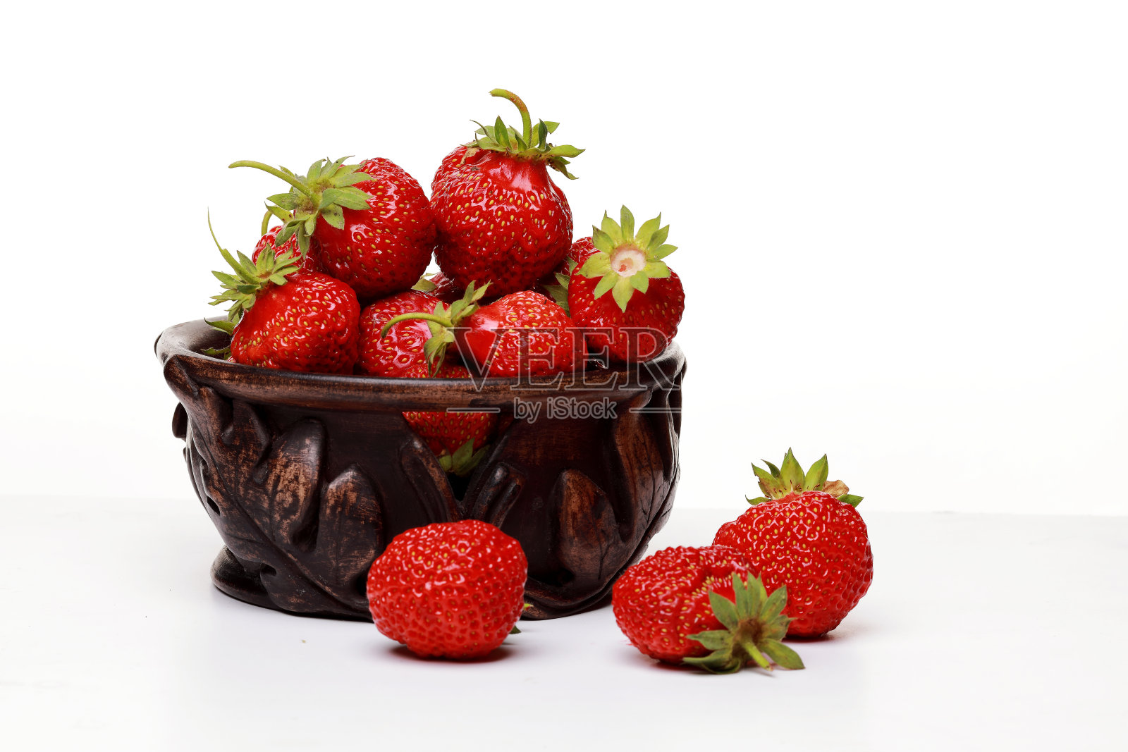 演播室里新鲜可口的草莓照片摄影图片