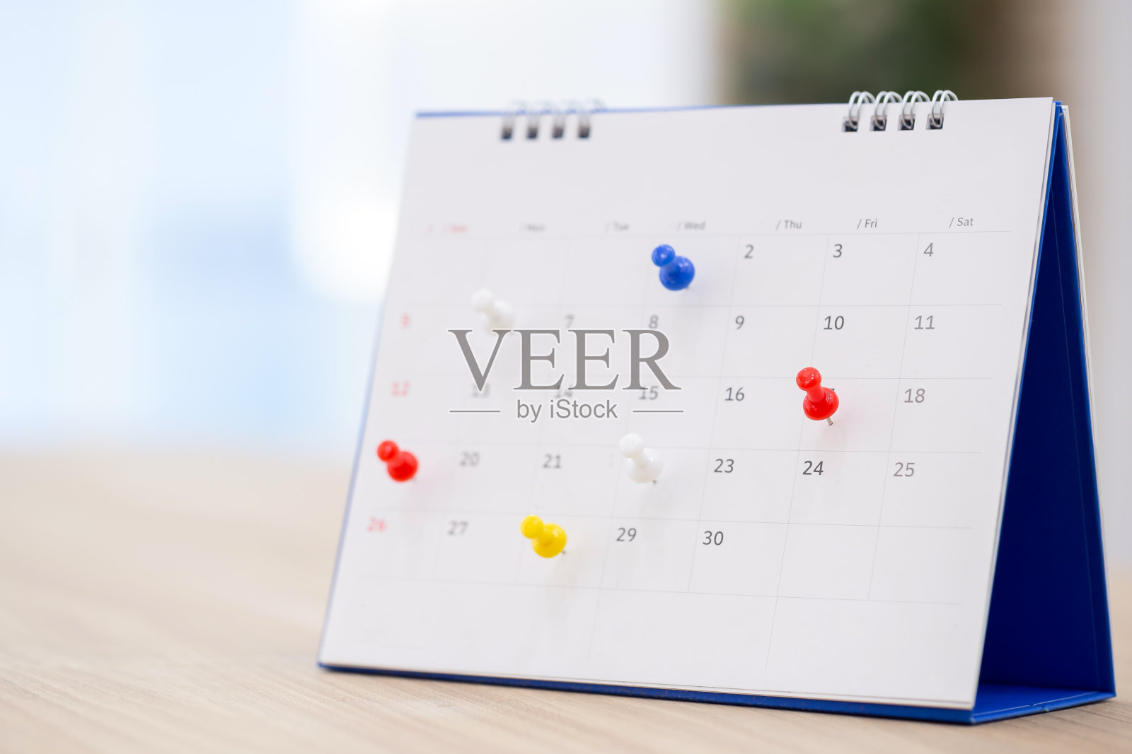 办公室日历，企业管理活动，有针对性的营销活动的商业计划，媒体关系广告日历页面与策略/商业概念。照片摄影图片