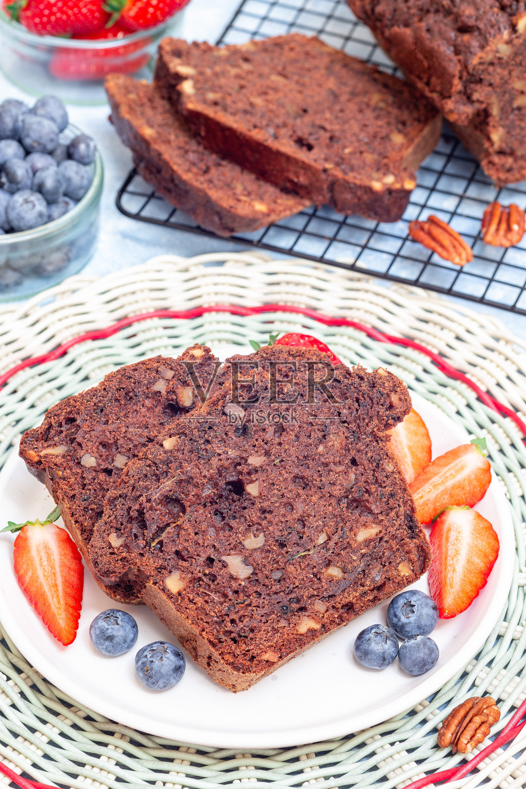 自制巧克力西葫芦或西葫芦面包加山核桃，垂直的照片摄影图片