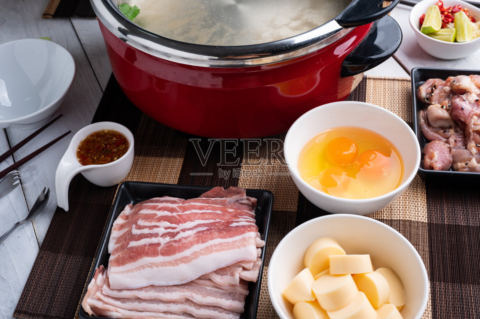 寿喜烧。用火锅准备寿喜烧的原料，牛肉、鸡蛋、豆腐、蔬菜、绿豆面。照片摄影图片