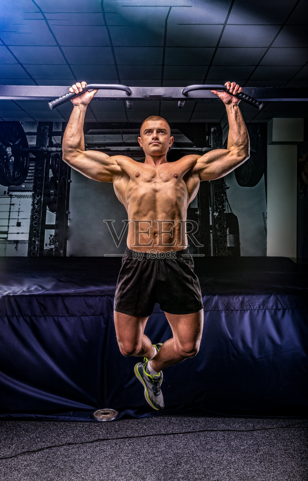 运动员在单杠上停下照片摄影图片