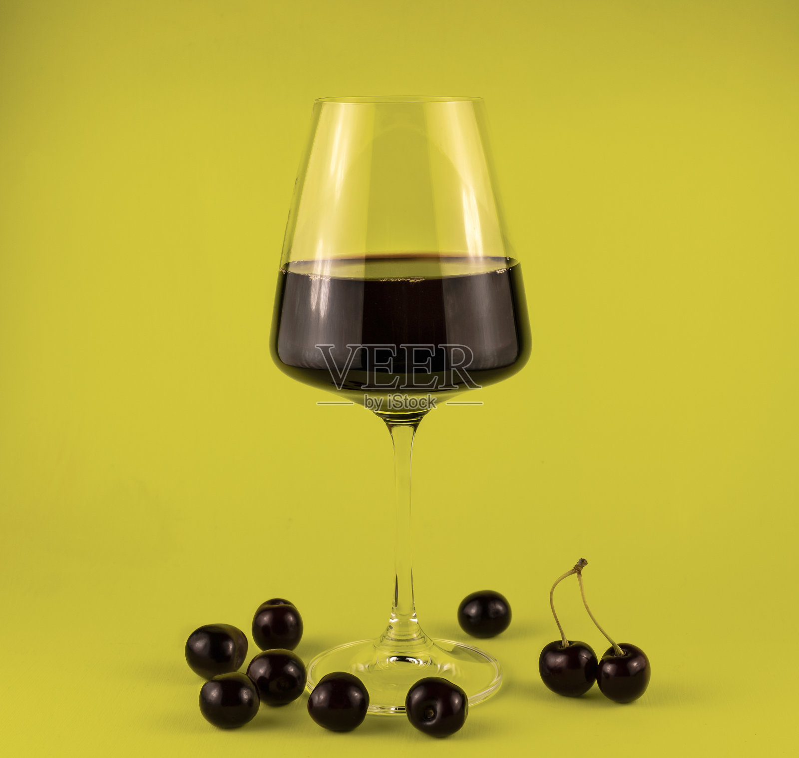 一杯红酒配樱桃照片摄影图片