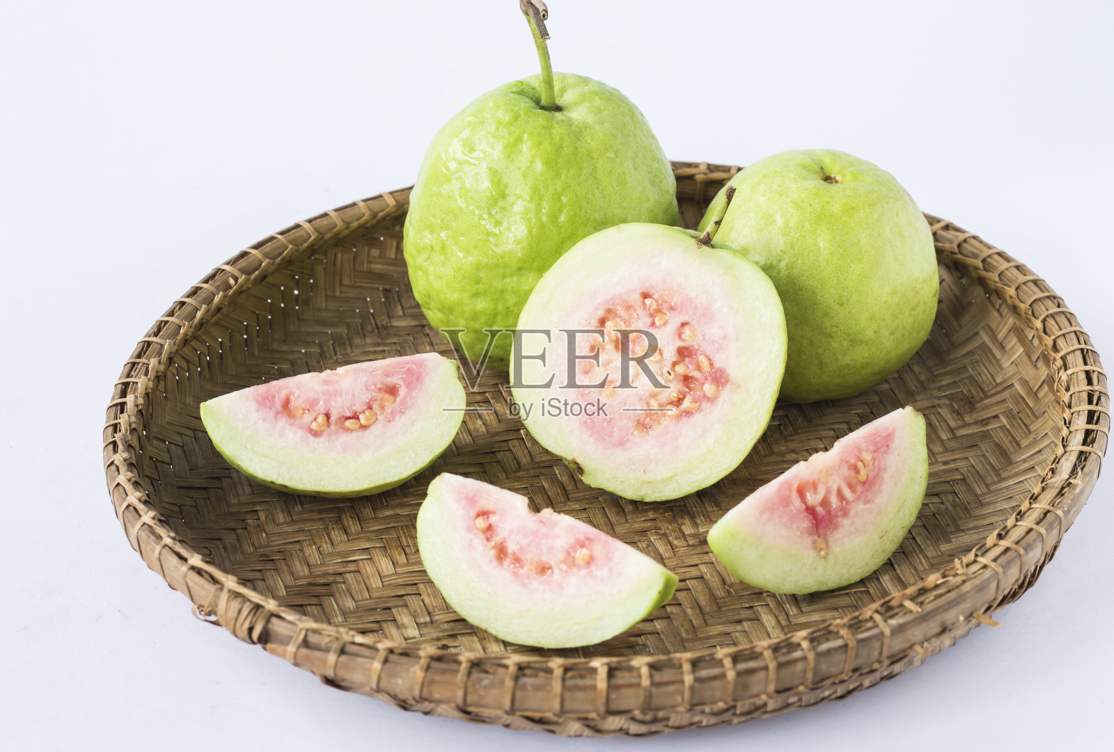 粉色番石榴，对半切开，切成块。照片摄影图片