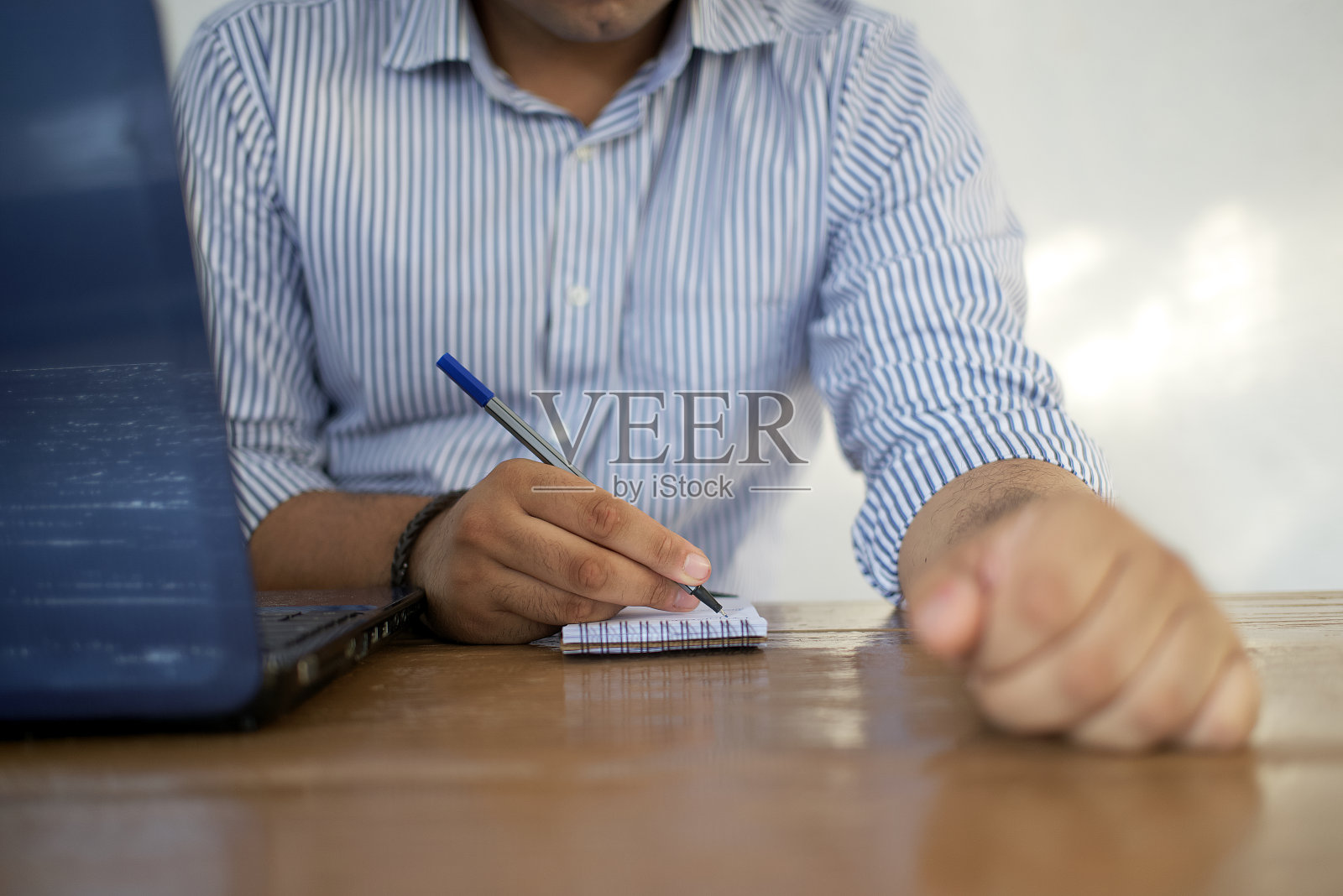 在网上做健康支持照片摄影图片