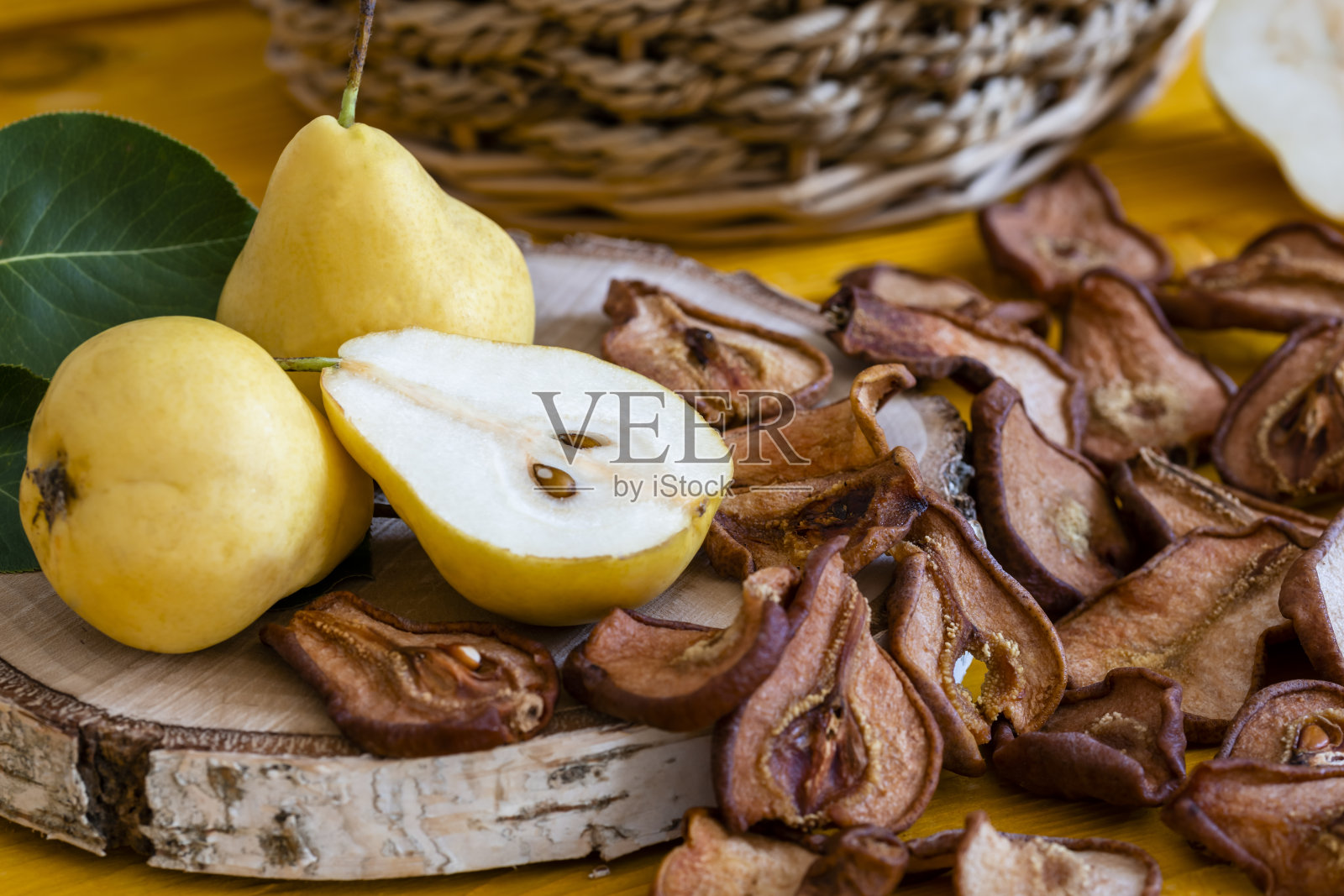 干梨片，美味的零食，健康的食物，木制背景的特写照片摄影图片
