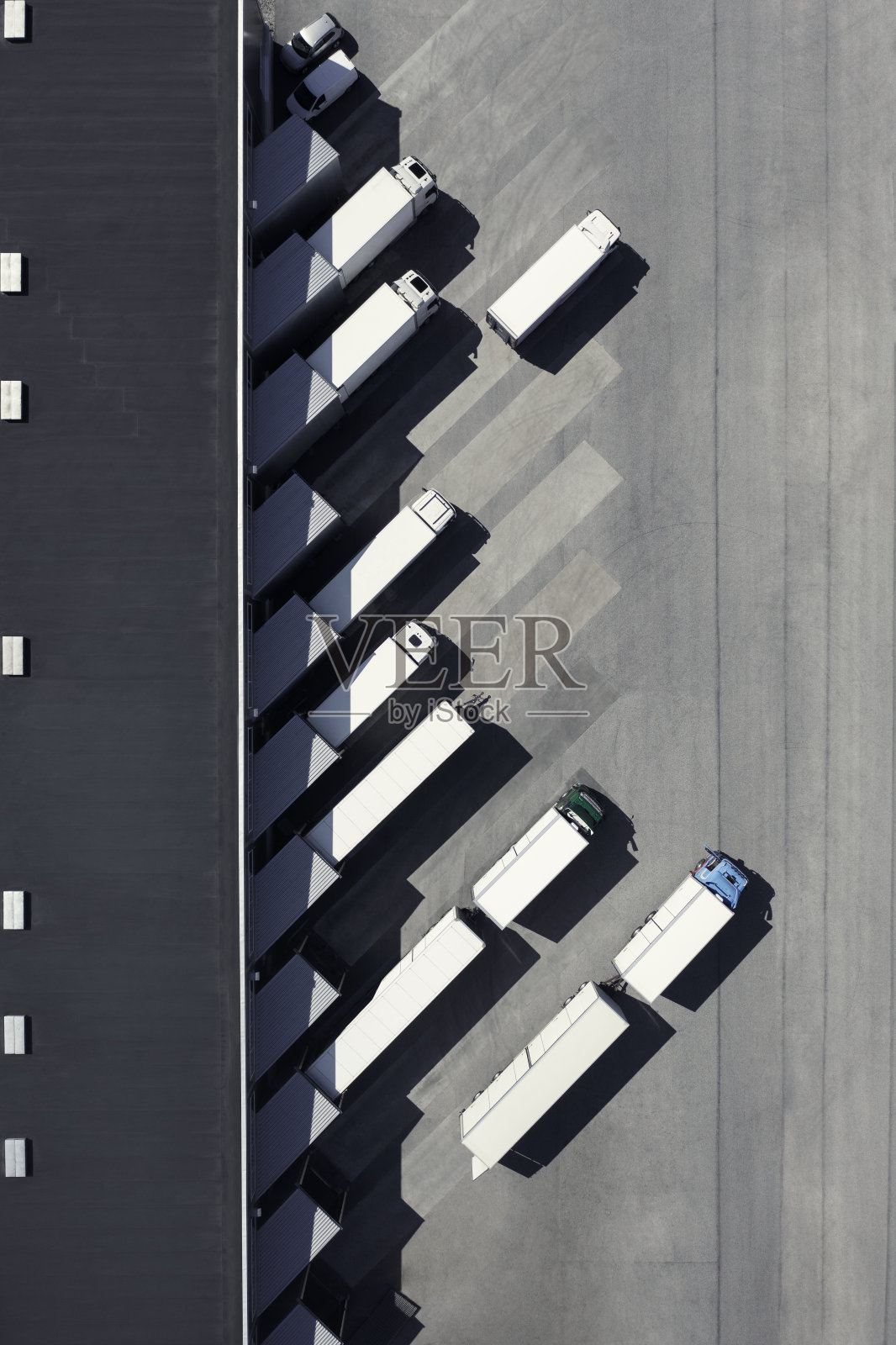 卡车停在仓库的装卸区照片摄影图片