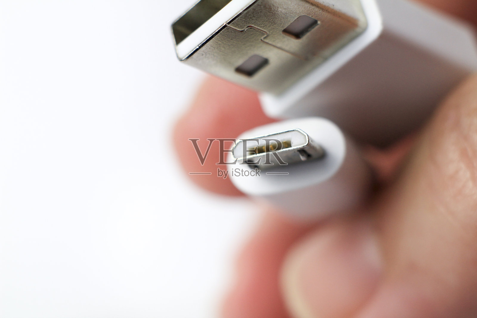 手持微型USB电缆连接器照片摄影图片