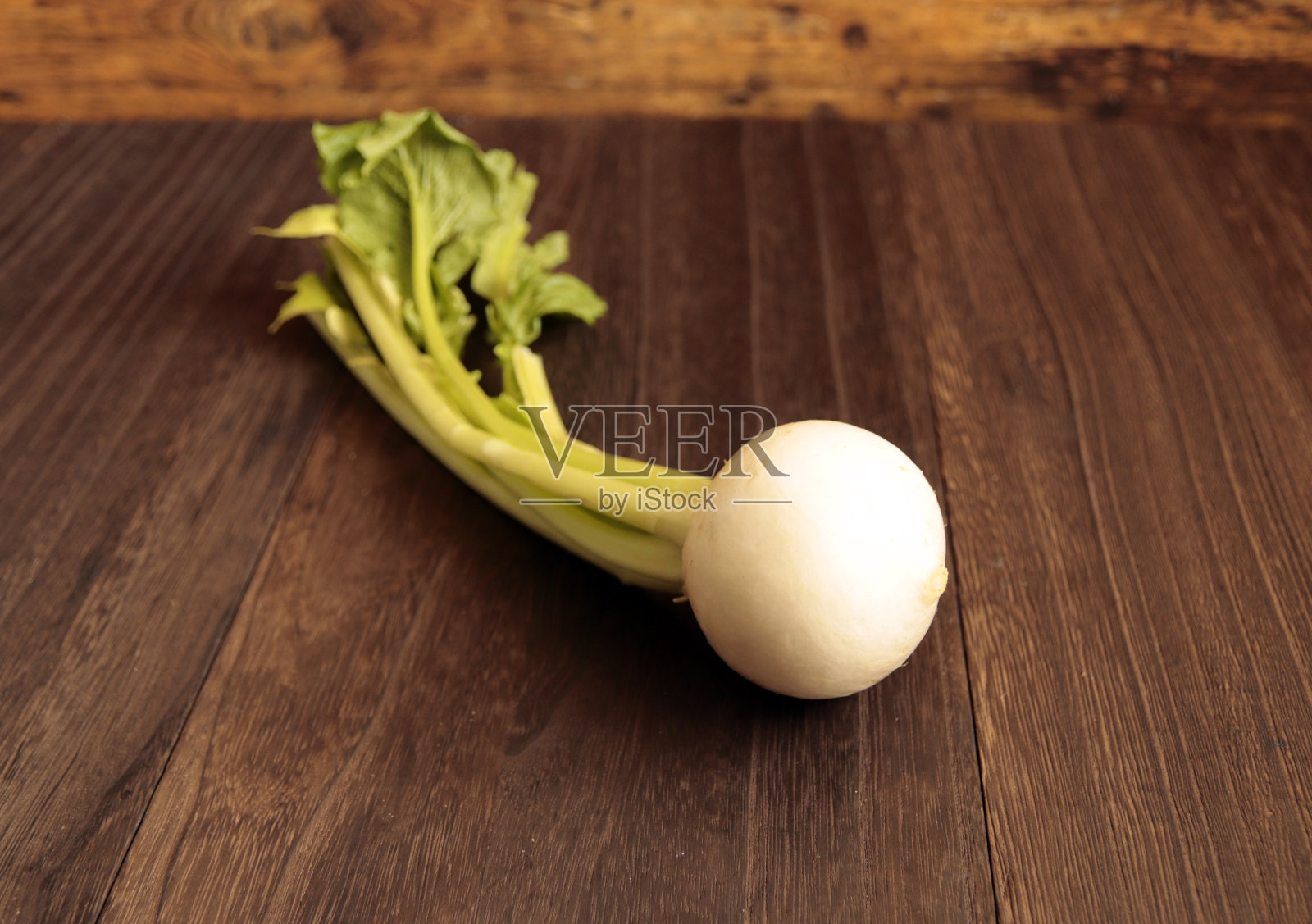 新鲜的萝卜放在桌上照片摄影图片