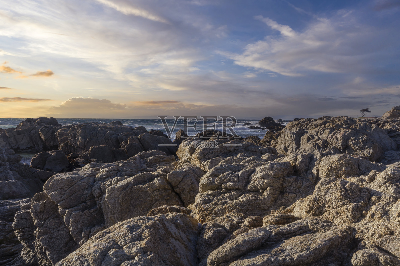 蒙特利-日落时的海岸景色。照片摄影图片