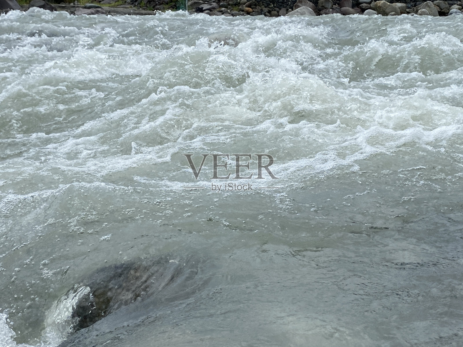 河流湍急的溪流在山林中流动，季节背景秋夜上湍急的河流，湍急的河水在山林中流动照片摄影图片