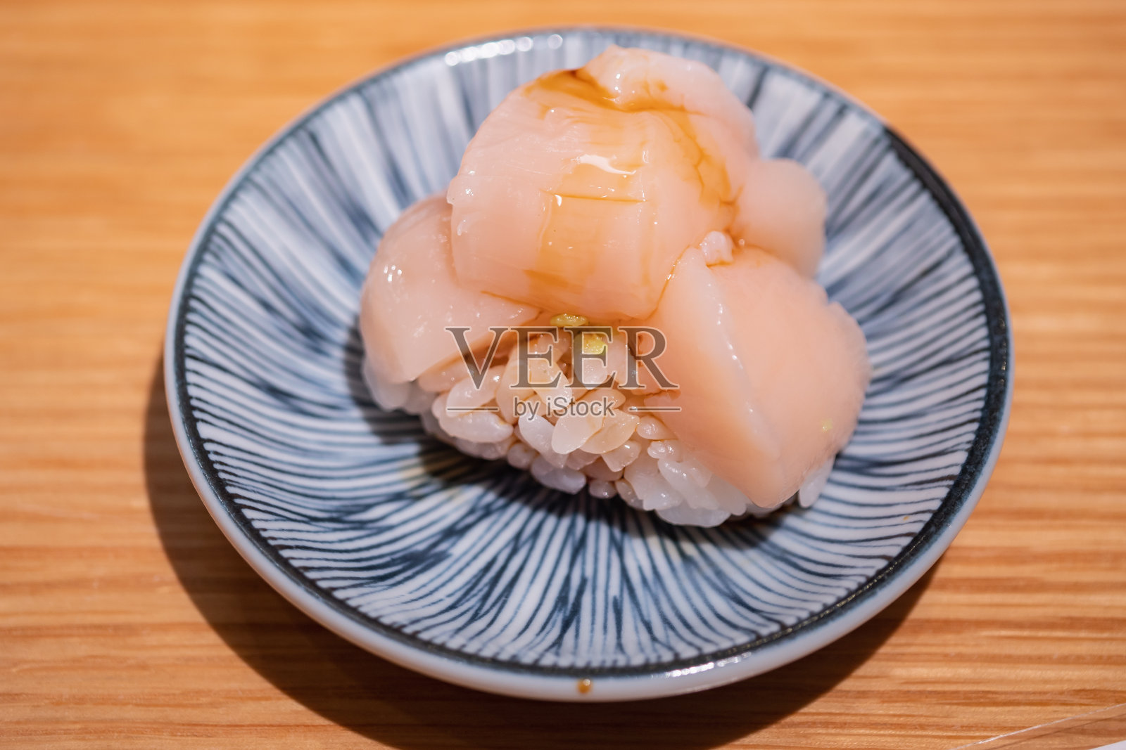 扇贝握寿司。寿司配两层新鲜生扇贝。照片摄影图片