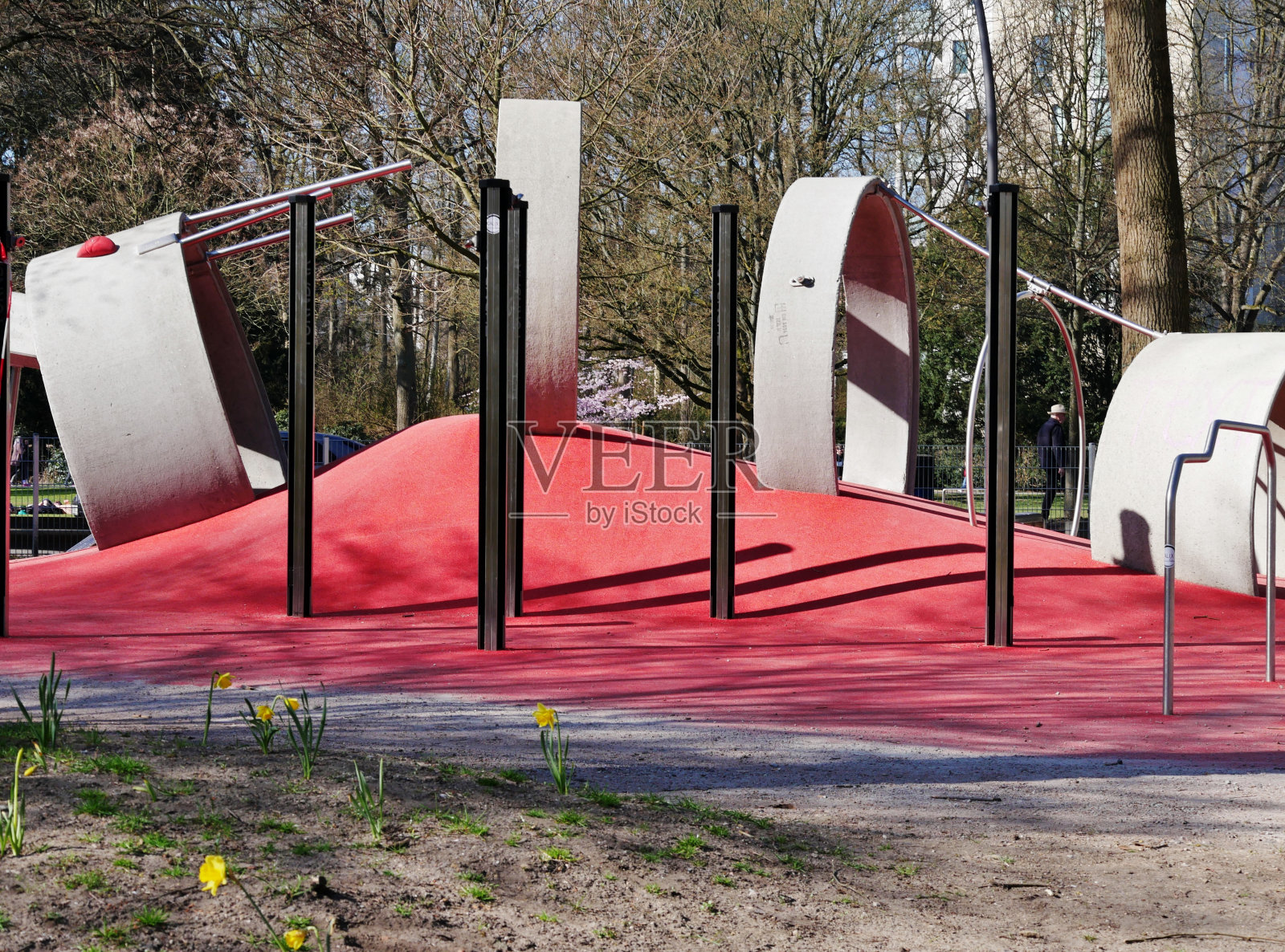 有钢筋和混凝土环的操场照片摄影图片