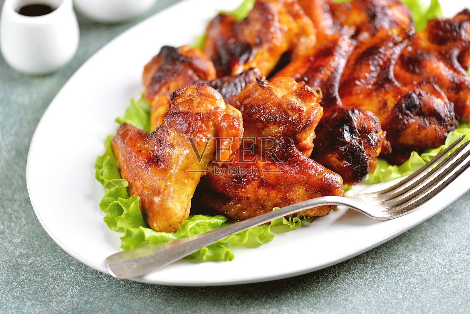 用酱油、蜂蜜和酒醋烤鸡翅照片摄影图片