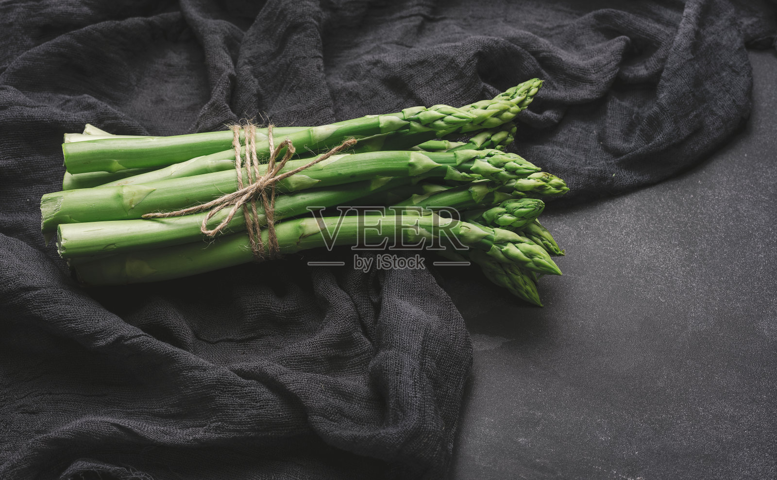 新鲜的绿芦笋芽在黑色的背景照片摄影图片