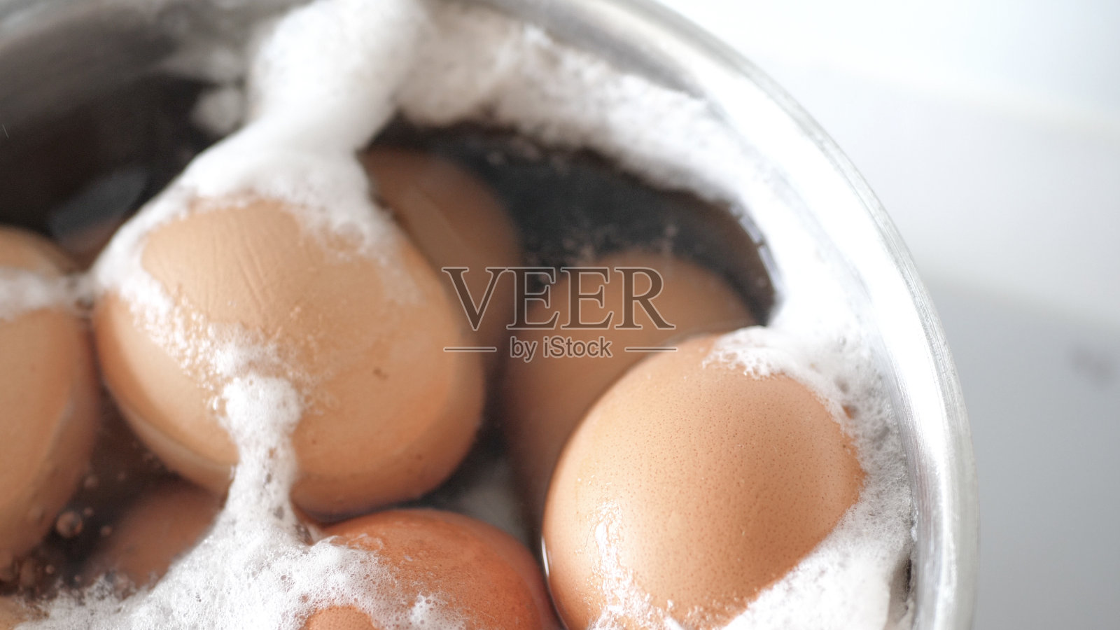 锅里煮的鸡蛋照片摄影图片