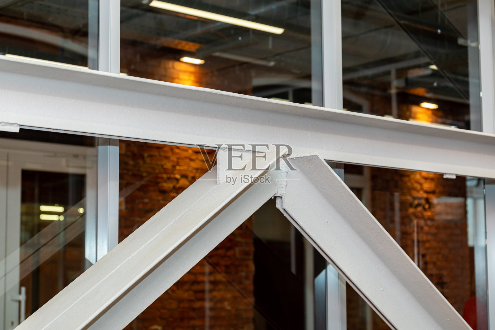 建筑的支撑结构由焊接金属型材制成。工业风格。照片摄影图片