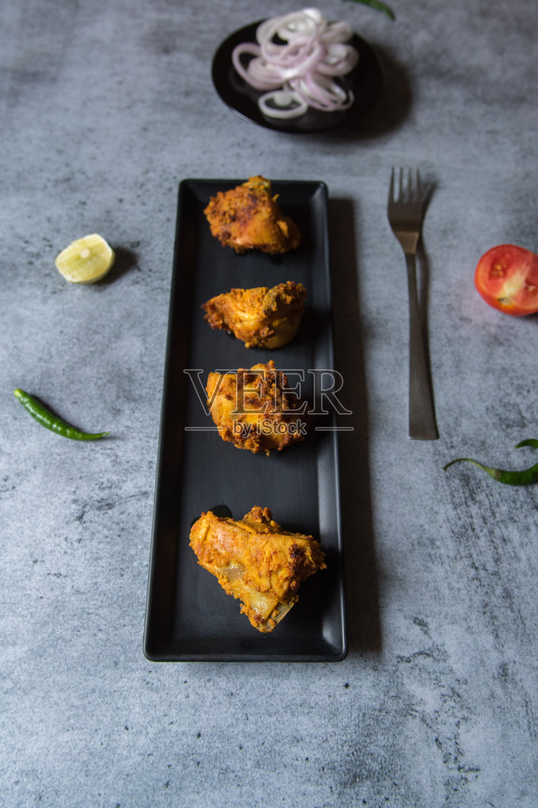 用选择性聚焦在托盘上的烤肉串照片摄影图片