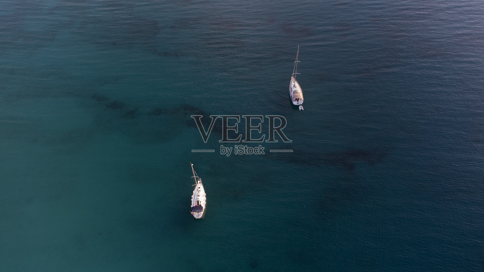 船在海上。无人机航空摄影。照片摄影图片