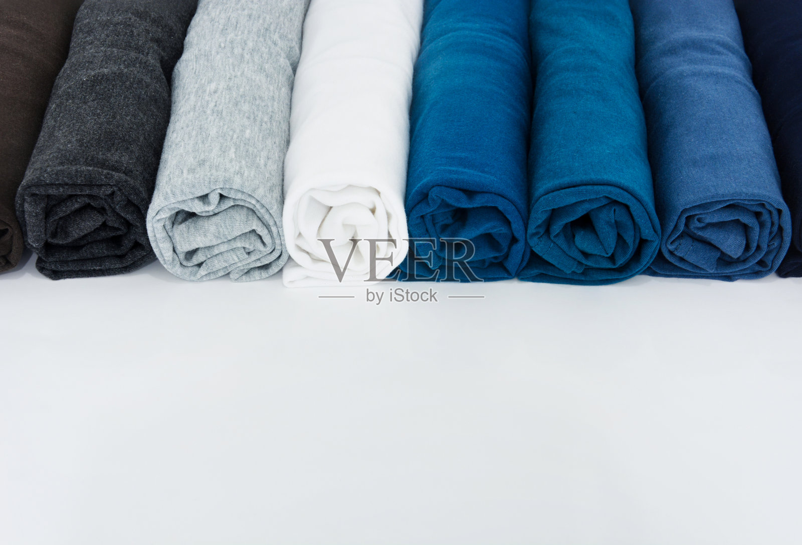 白色背景的t恤叠起来，复制空间照片摄影图片