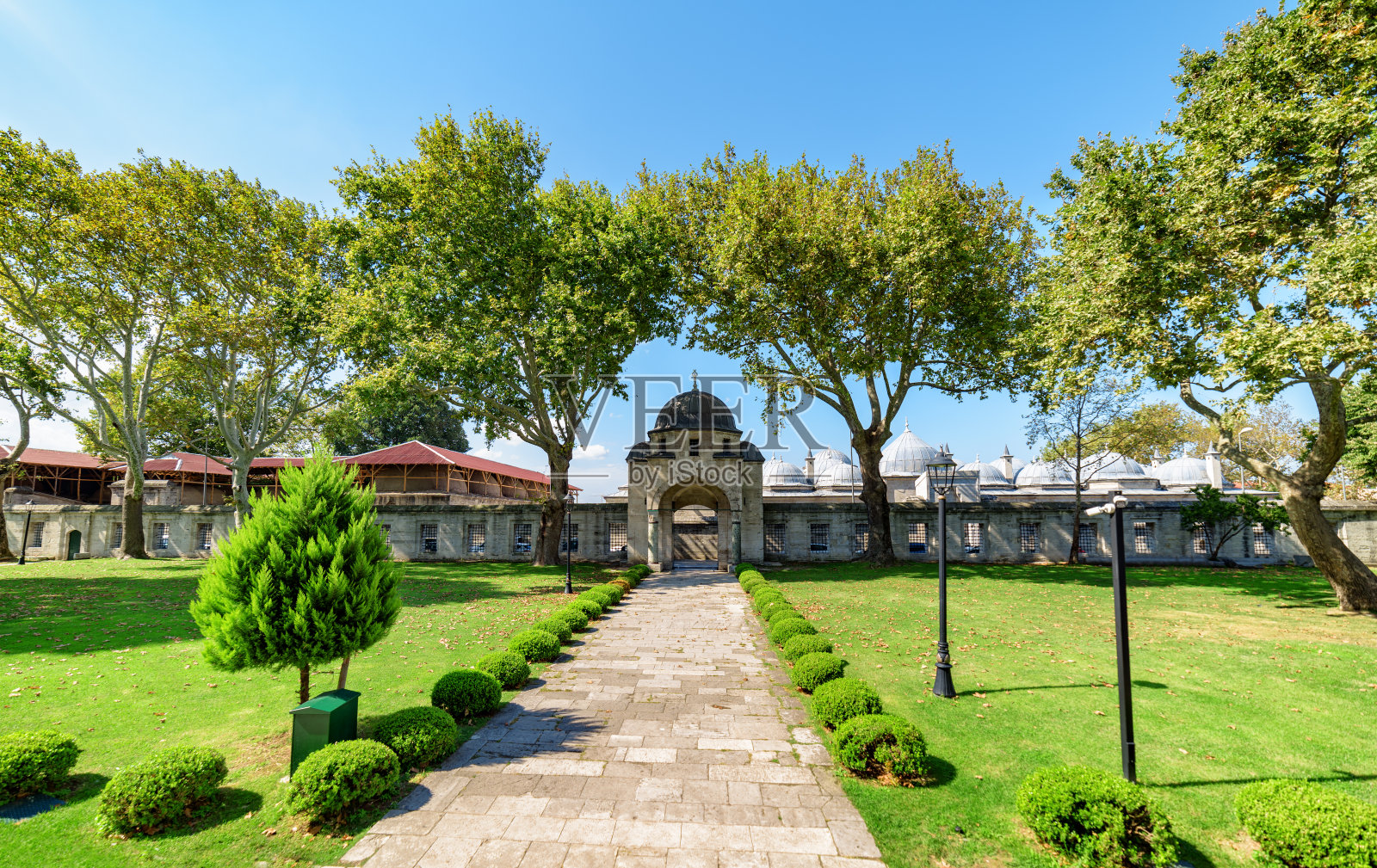 通往伊斯坦布尔苏莱曼尼清真寺绿色花园的大门照片摄影图片