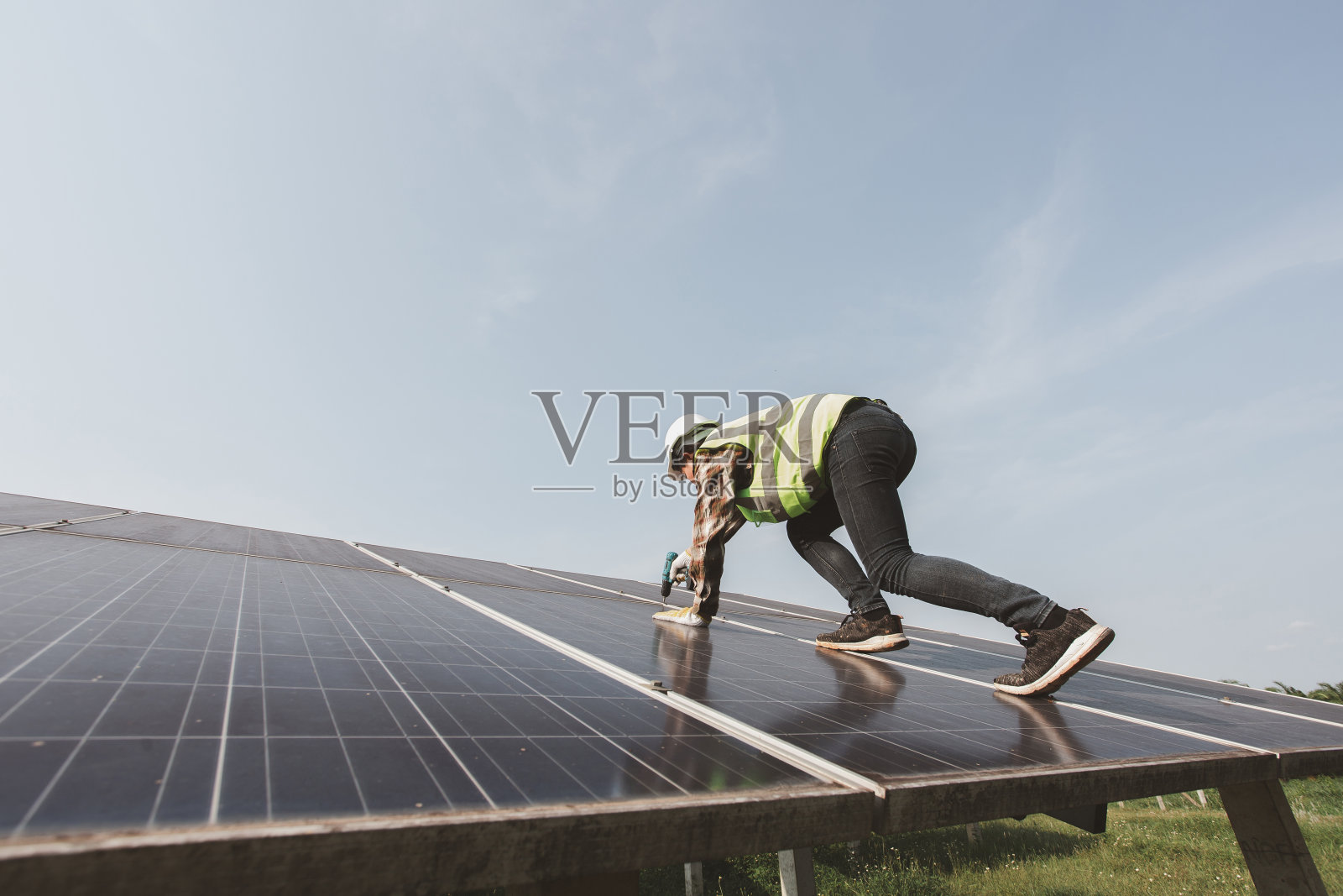 安装太阳能电池板的工人。太阳能的能量。可再生能源，技术，电力，太阳能发电厂。负责太阳能发电厂维护的工人，负责对太阳能发电厂进行检查和维护。照片摄影图片