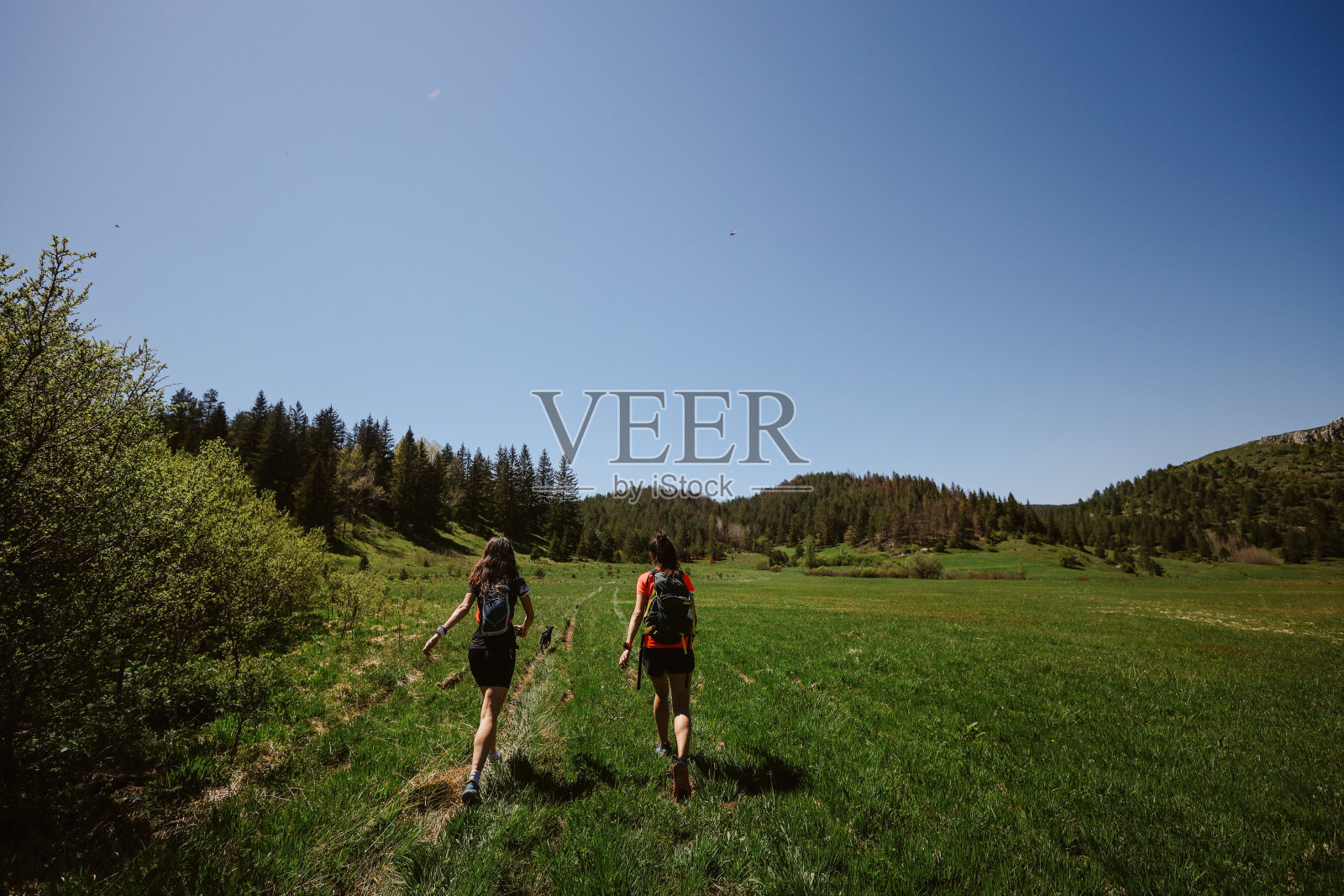 女性朋友徒步旅行照片摄影图片