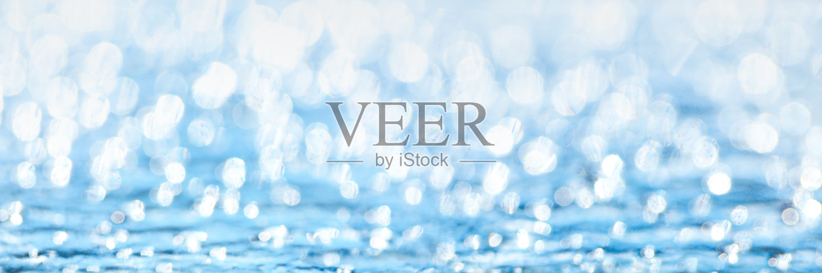 旗帜与蓝色的水闪闪发光的亮点在表面照片摄影图片