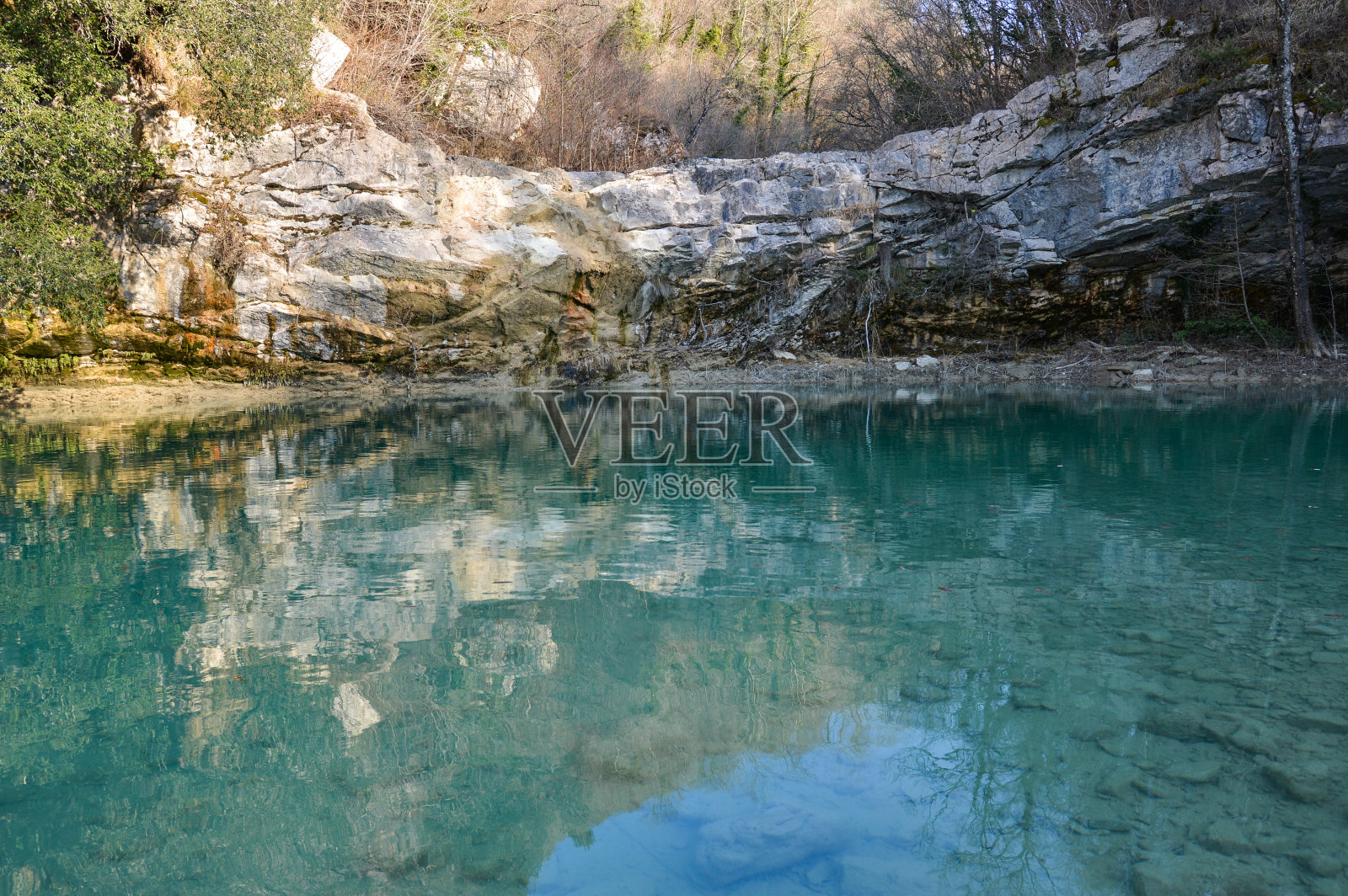 瀑布形成一个小湖。格若克瀑布由七道瀑布组成。伊斯特里亚,克罗地亚照片摄影图片