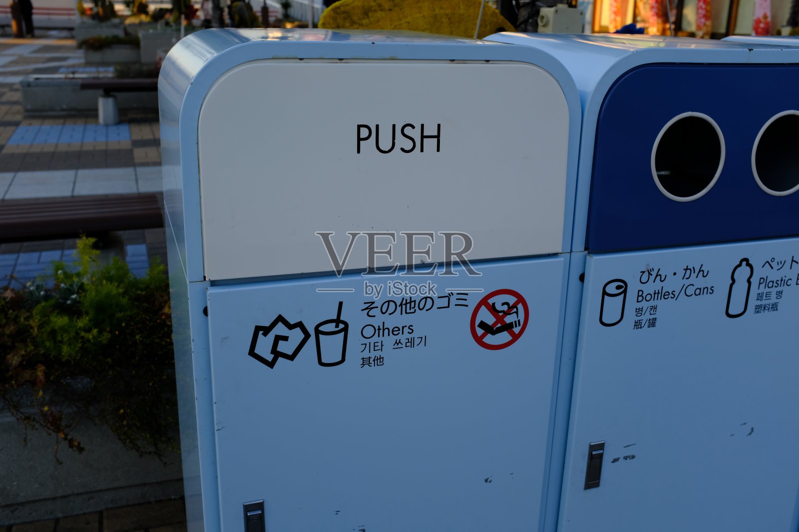 日本的蓝色公共垃圾桶，一般的垃圾、瓶子、易拉罐、塑料都有英文、韩语和中文的标签照片摄影图片