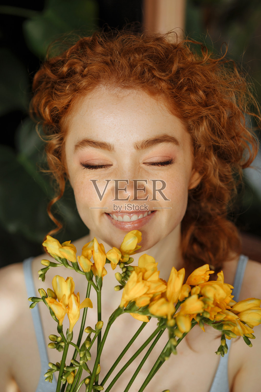 一个年轻女子花店的肖像。照片摄影图片