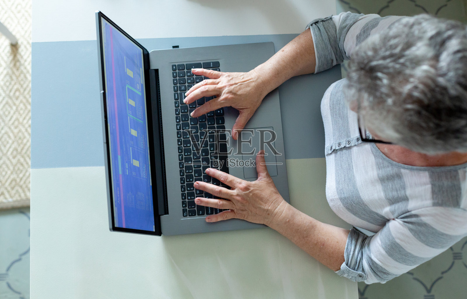 老妇人使用笔记本电脑照片摄影图片