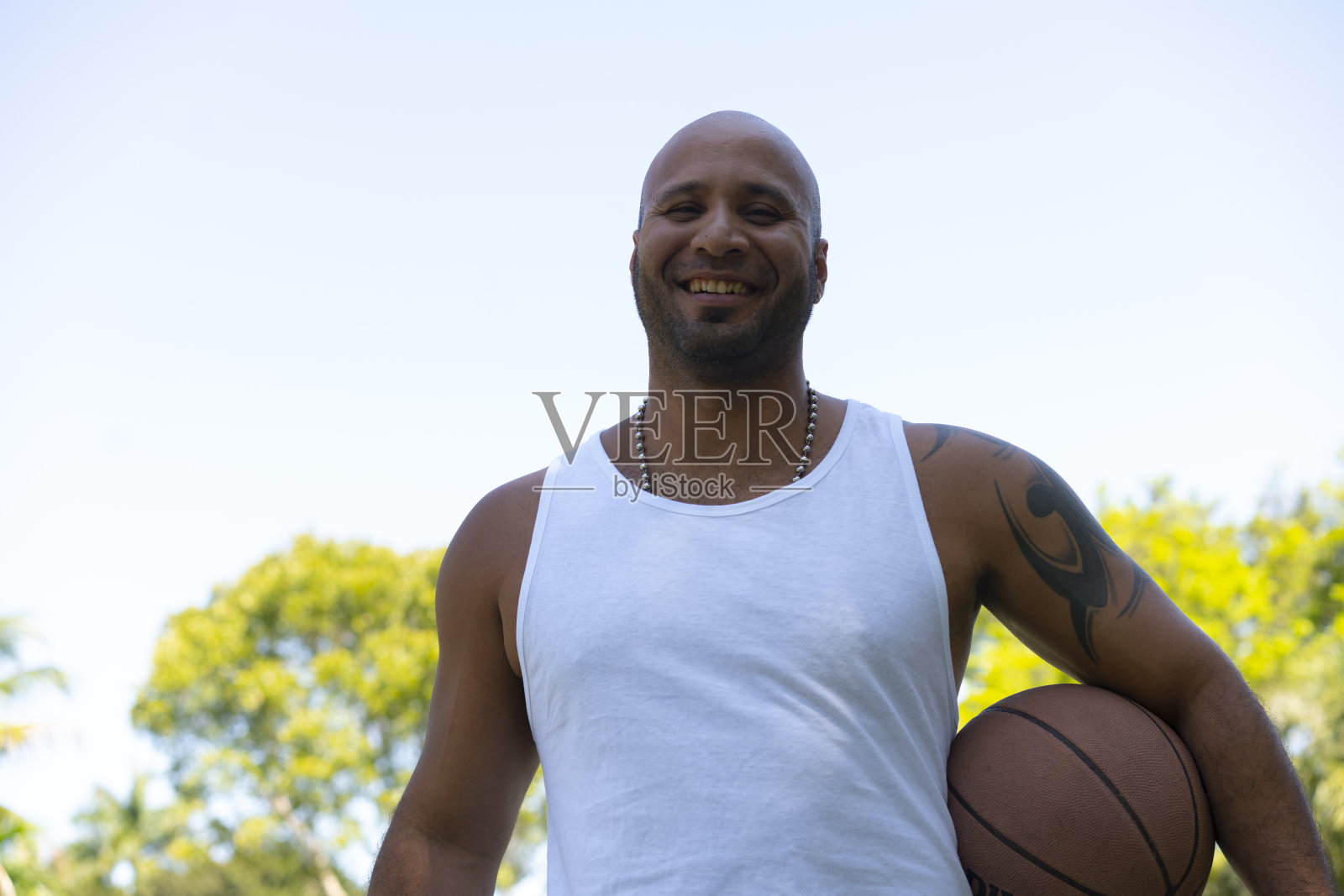 户外球场快乐篮球运动员与球的肖像照片摄影图片