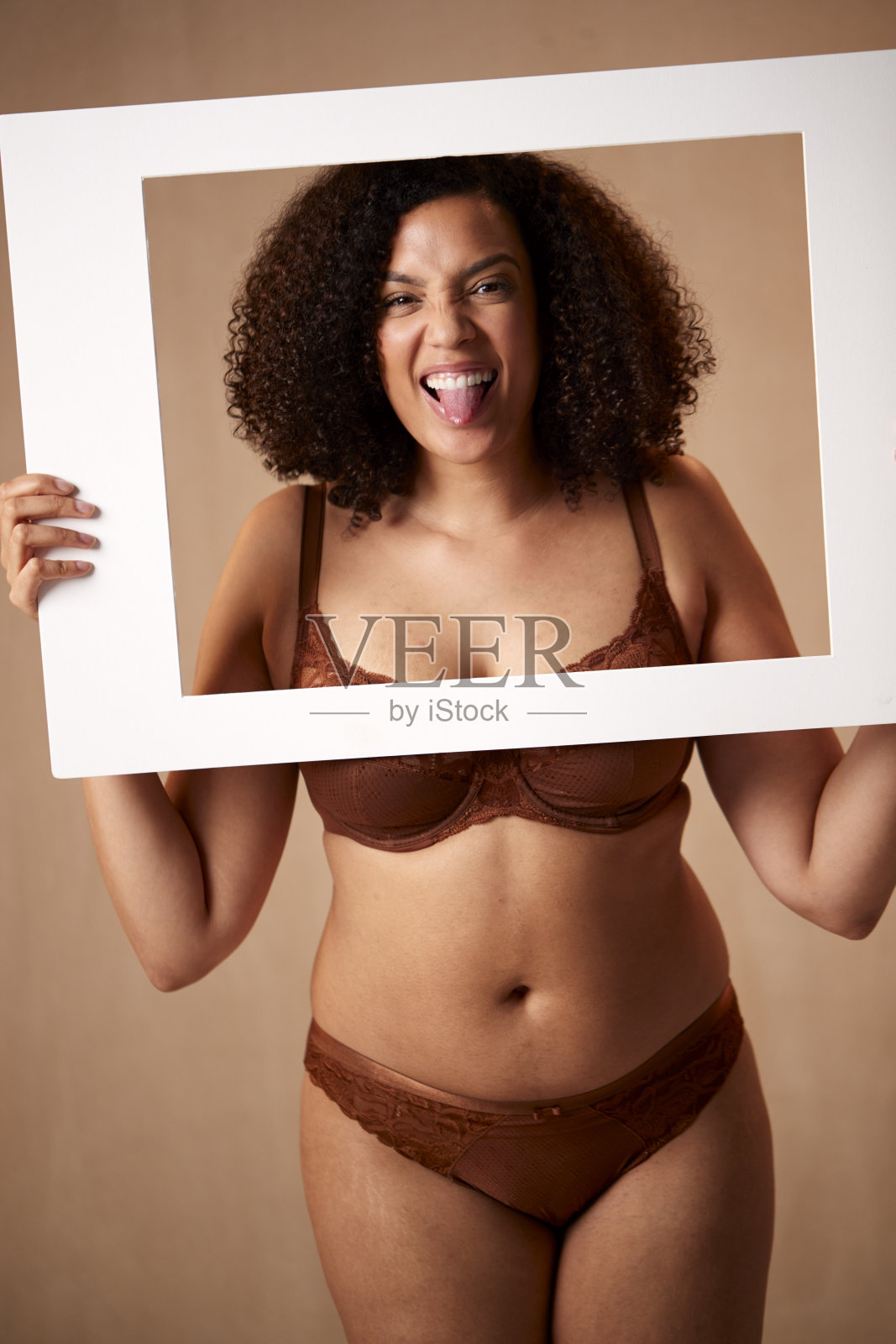 工作室拍摄自信自然的女人在内衣促进身体积极的画框照片摄影图片