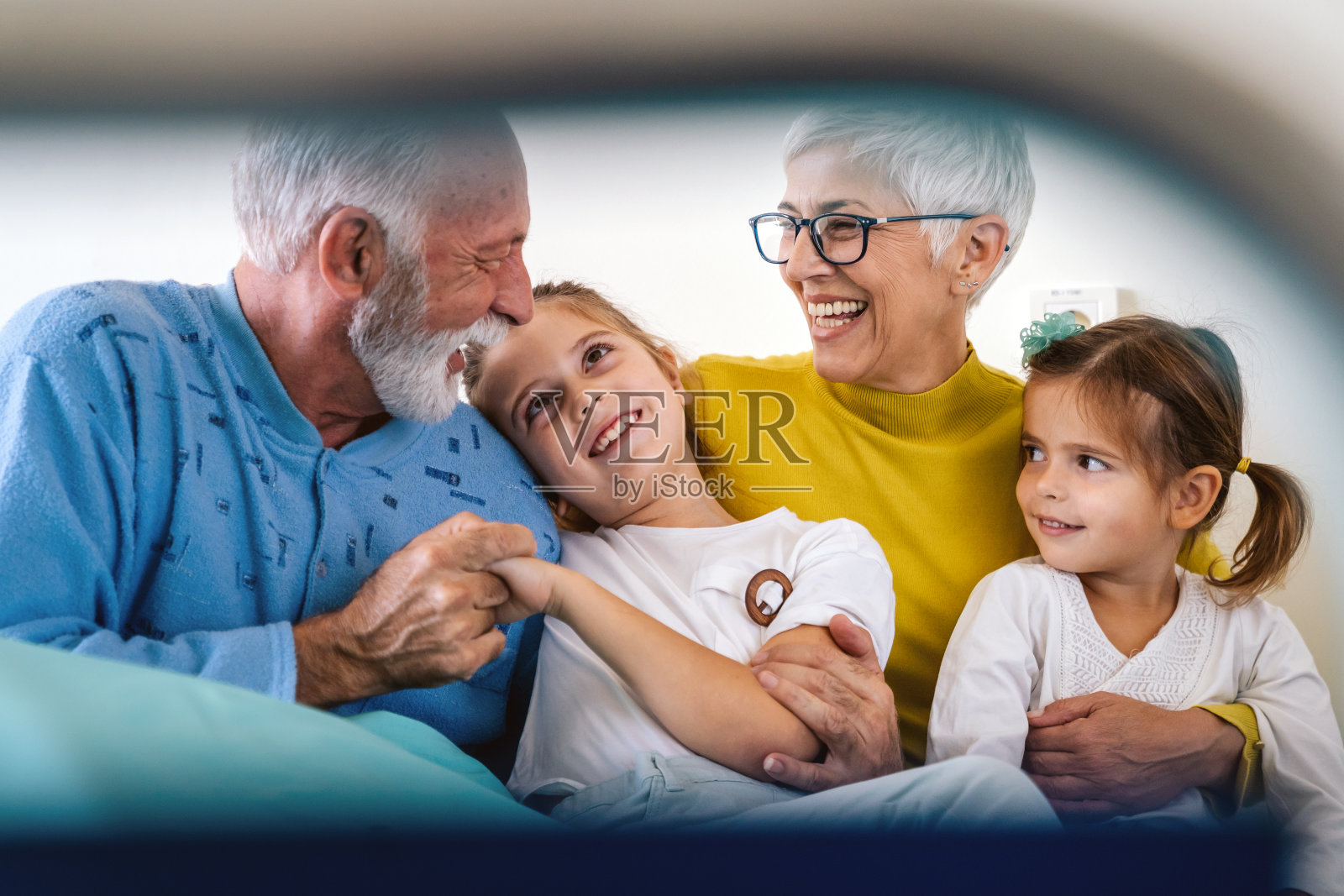 快乐的孩子们和他们的祖父母一起玩耍和爱。家庭让人快乐的理念照片摄影图片