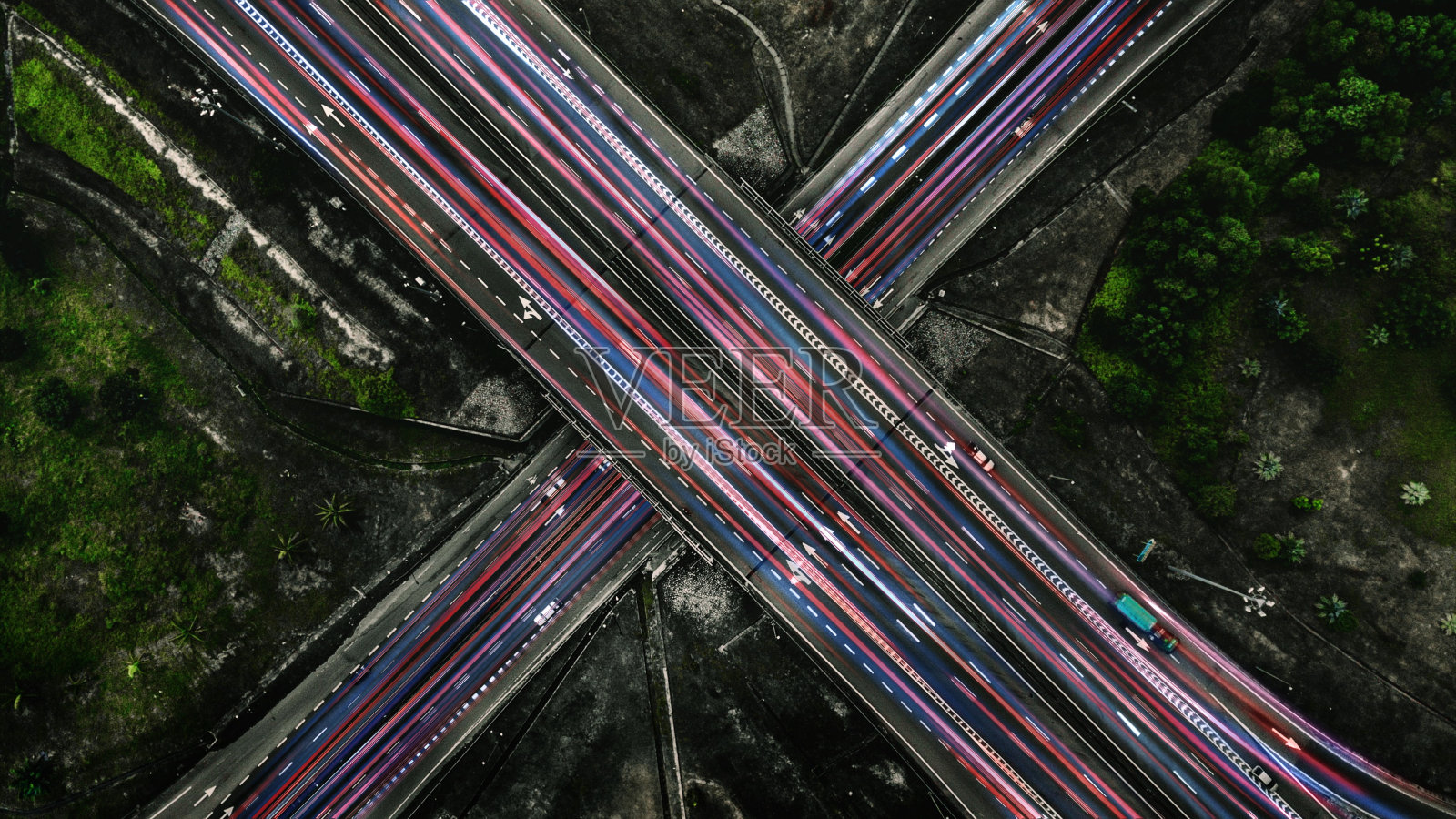 城市晚高峰快速移动夜间交通开快灯照片摄影图片