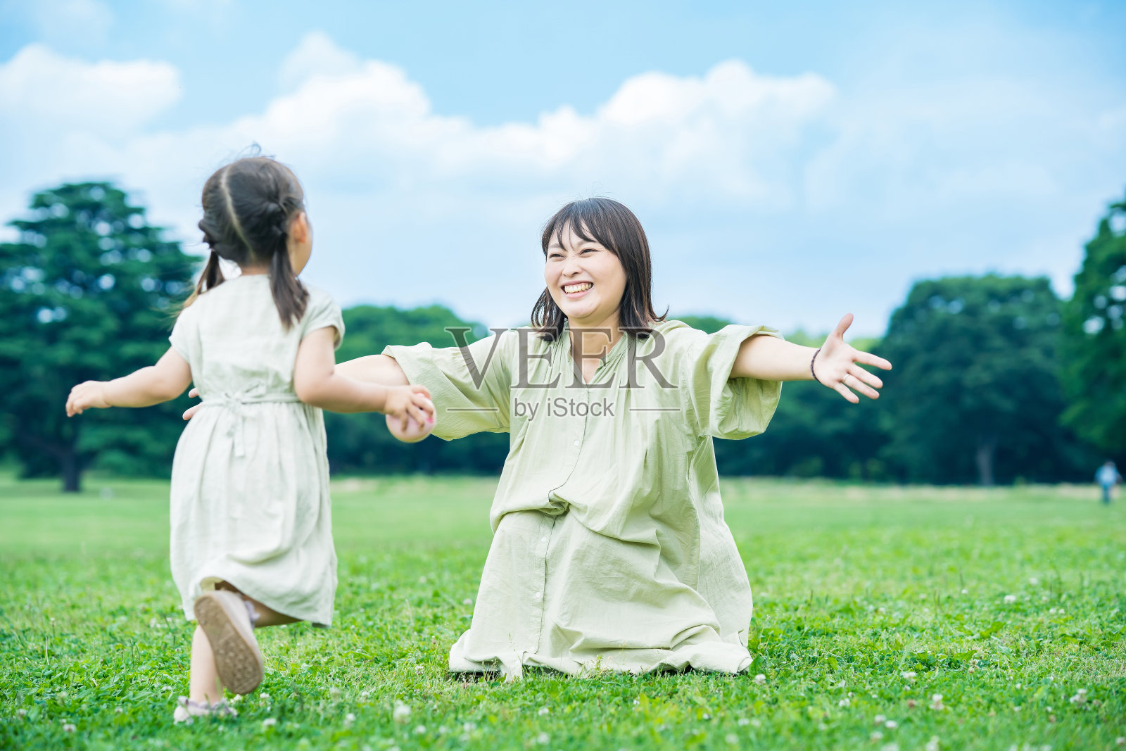 母亲和女儿在公园里拥抱照片摄影图片