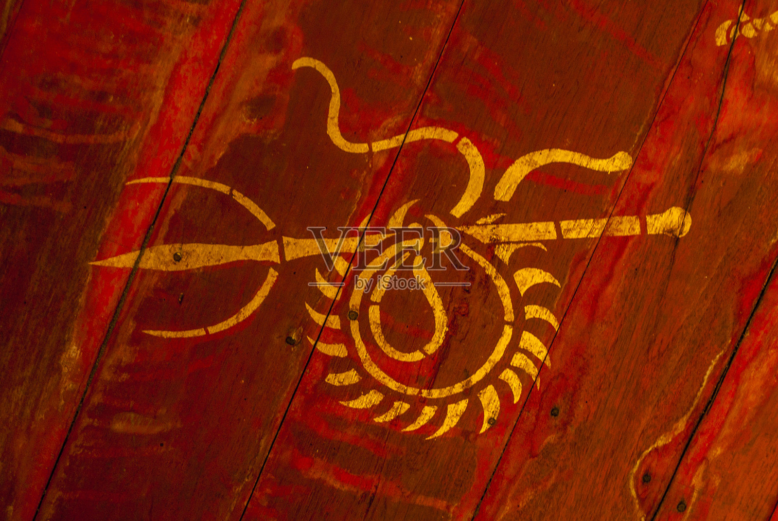 红色的天花板上画着金色的符号，Wat Chom Phet，亚洲老挝琅勃拉邦地区的一座山寺照片摄影图片