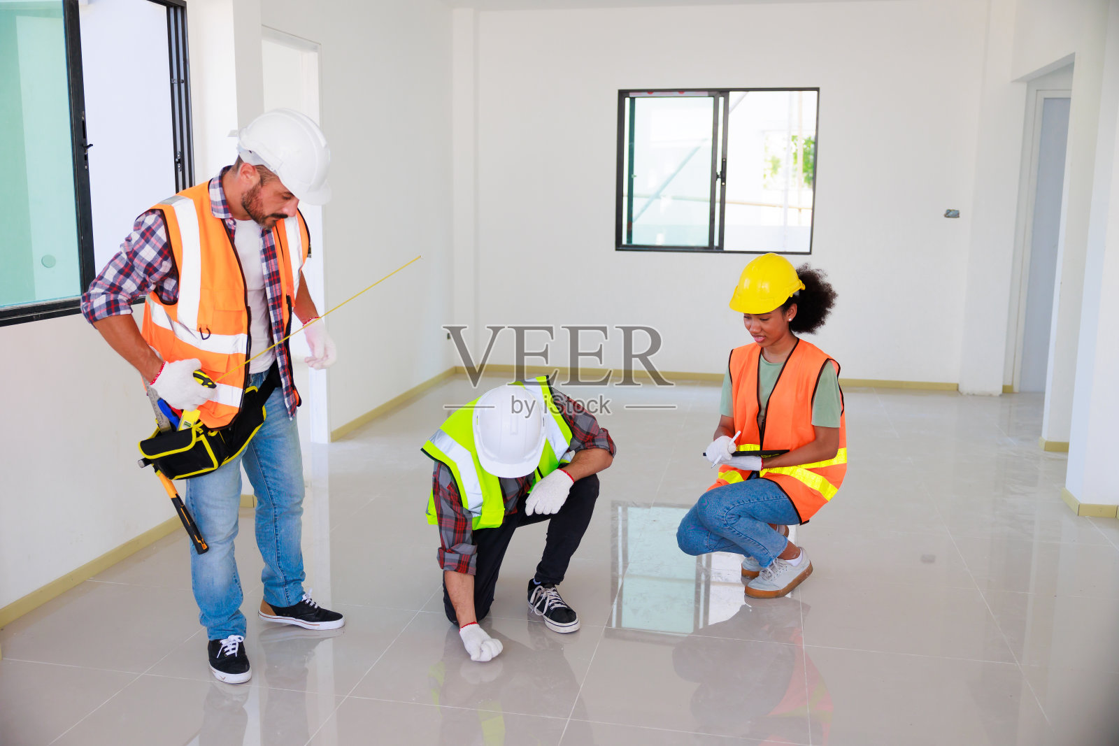 在门。专业的机械工程师队伍戴着安全安全帽在制造工厂施工现场工作。照片摄影图片