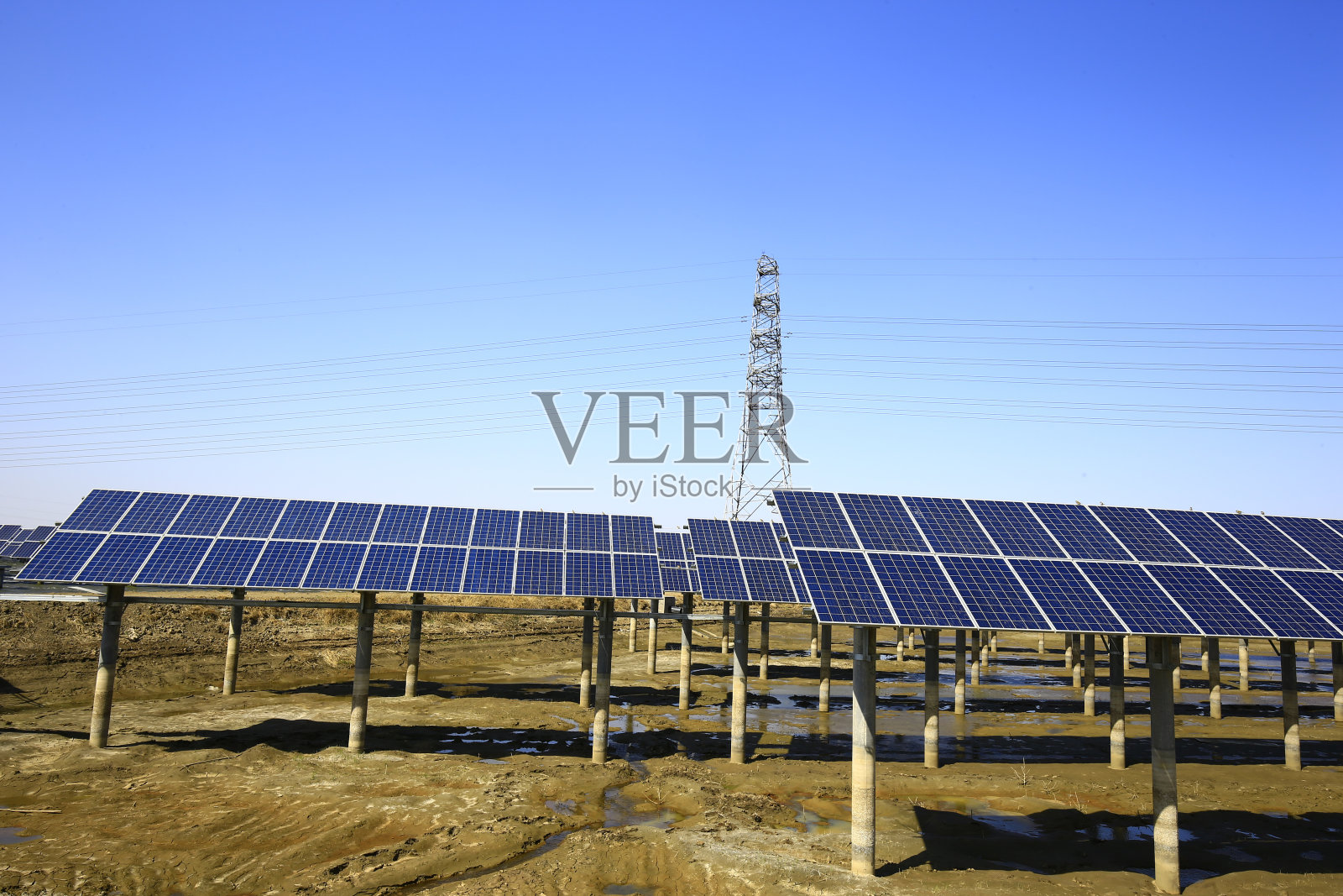 水上的太阳能电池板照片摄影图片