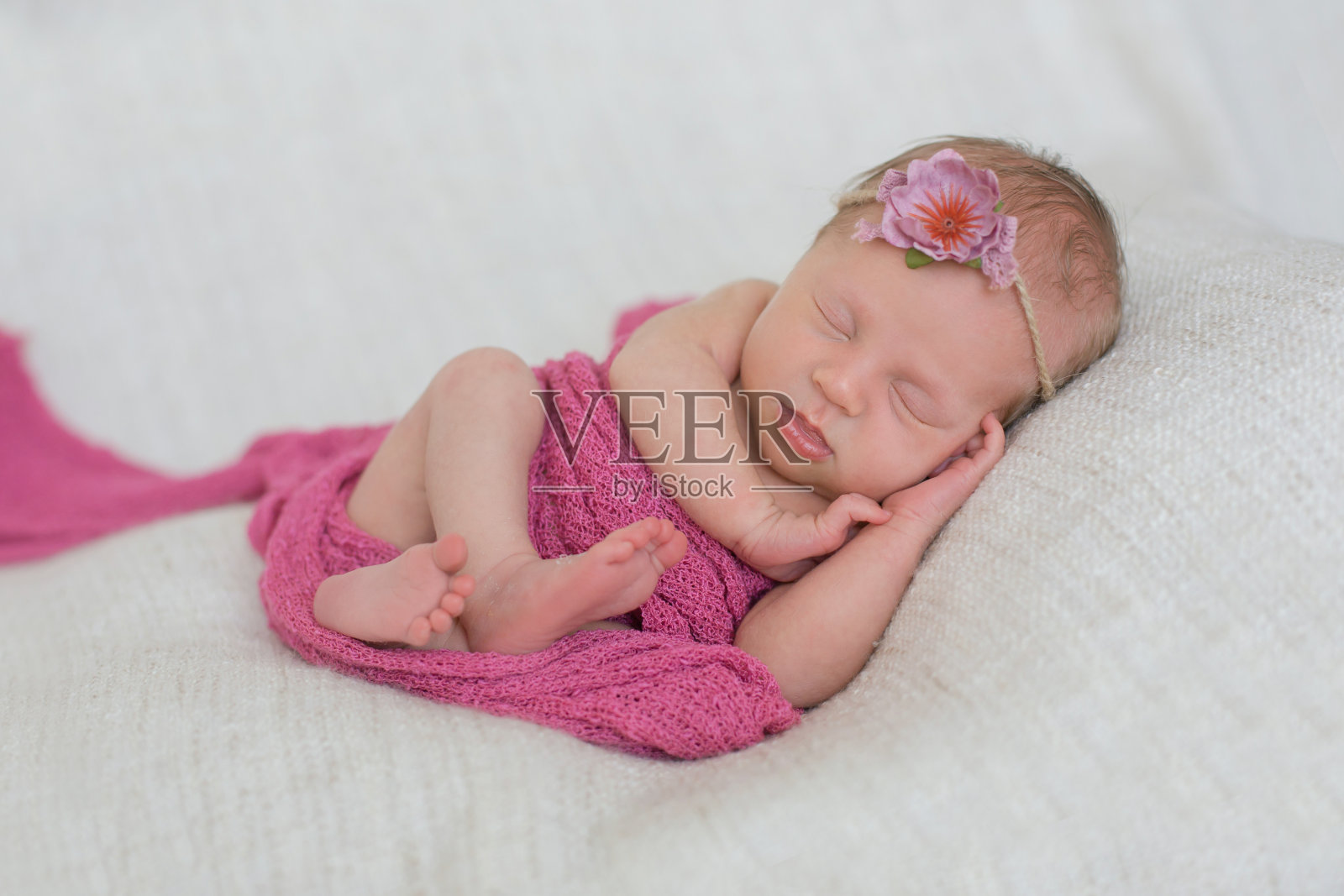 刚出生的女婴，微笑着，婴儿快照照片摄影图片