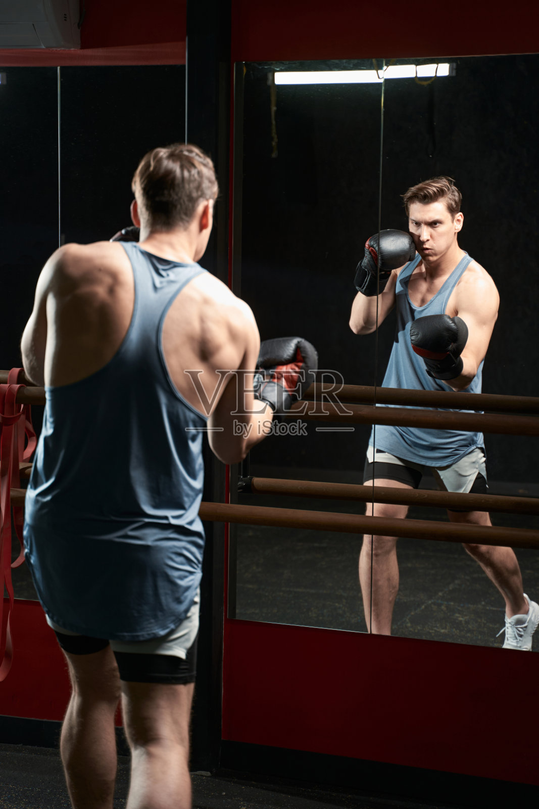 意志坚定的年轻男性运动员在体育馆练习照片摄影图片